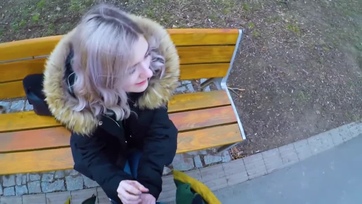 Fiatal 18 esztendős tini picsa zöldhasúért szopikál a parkban Thumb