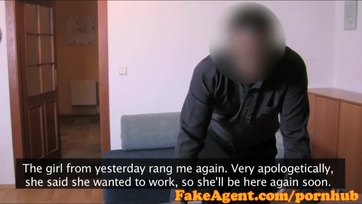 Lecsupaszodott a tüneményes 19 éves fruska a kasztingon és széjjel spriccelték a képecskéjét Thumb