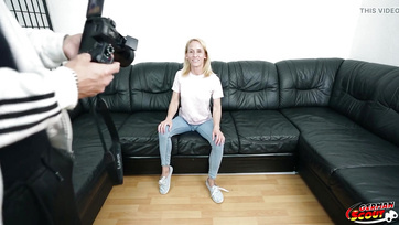 Egy kis suskáért szívesen felment az utca ügynökkel a sexcastingra a szőkehaju németországi fruska Thumb