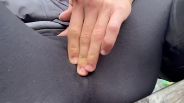 Úgy bevadult a bűbájos lány a köztéren hogy a legging-jében ugrándozott az acélos faszomon Thumb