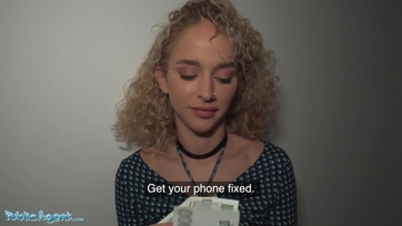 Eltette a zsozsót a göndörhajú szépség és hagyta hogy az álügynök belógassa a dákóját Thumb