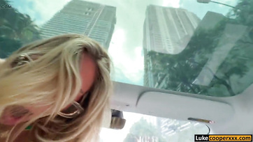 Az önvezető autóban táncolta meg a forma nagy pöcsét a szőke skót pornós punci Thumb