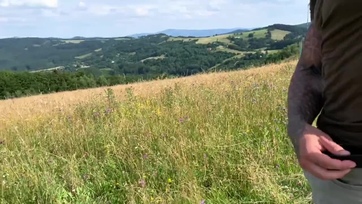 Kószálás közben beindult a csajom, úgyhogy ott a birtokon meg is kellett a sunácskáját kúrnom Thumb