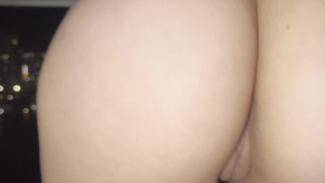 A begerjedt barnabőrű bula az erkélyen keféltette meg a muffocskáját és spricceltette össze az arcocskáját Thumb